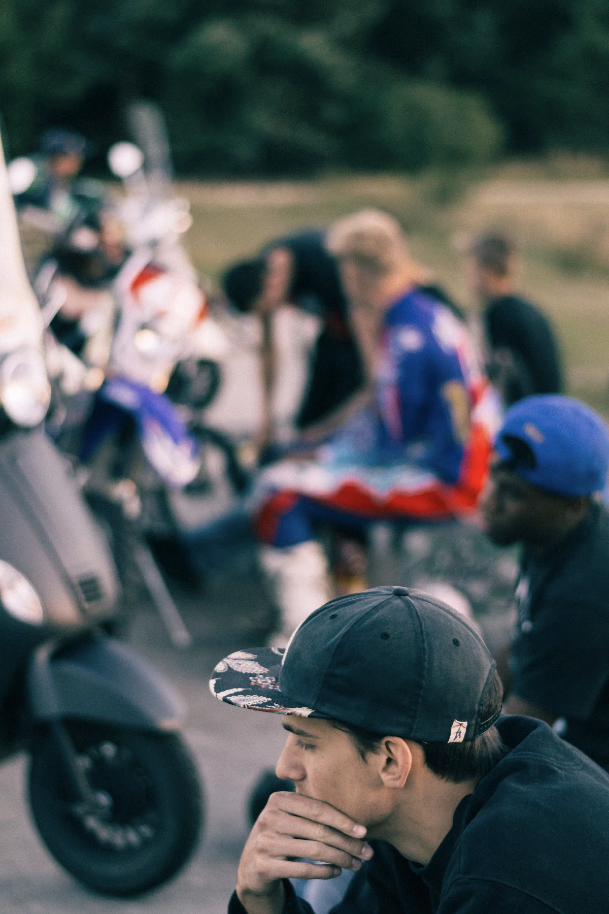 Photo of Lars and other people behind him at the skatepark in the Reeshof.